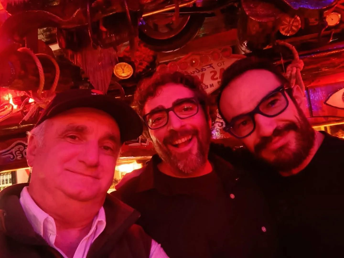 Momento di viaggio in un pub irlandese con tre musicisti